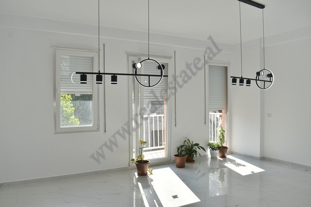 Ambient zyre me qira ne rrugen 5 Maji prane&nbsp;Concord Center ne Tirane.&nbsp;

Ndodhet ne katin